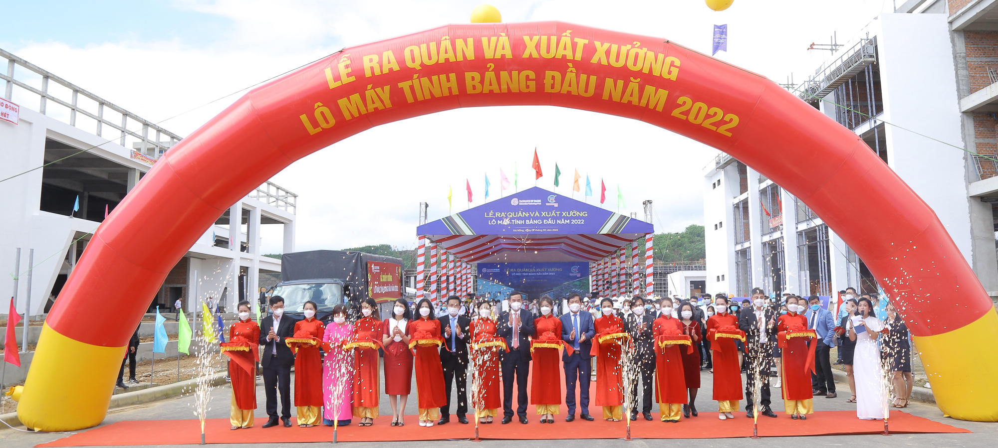 Trungnam EMS xuất xưởng lô máy tính bảng trong chương trình "Sóng và máy tính cho em"