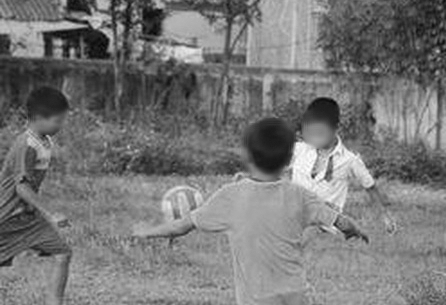 Đang chơi bóng, bé trai 5 tuổi bất ngờ ngã xuống tử vong