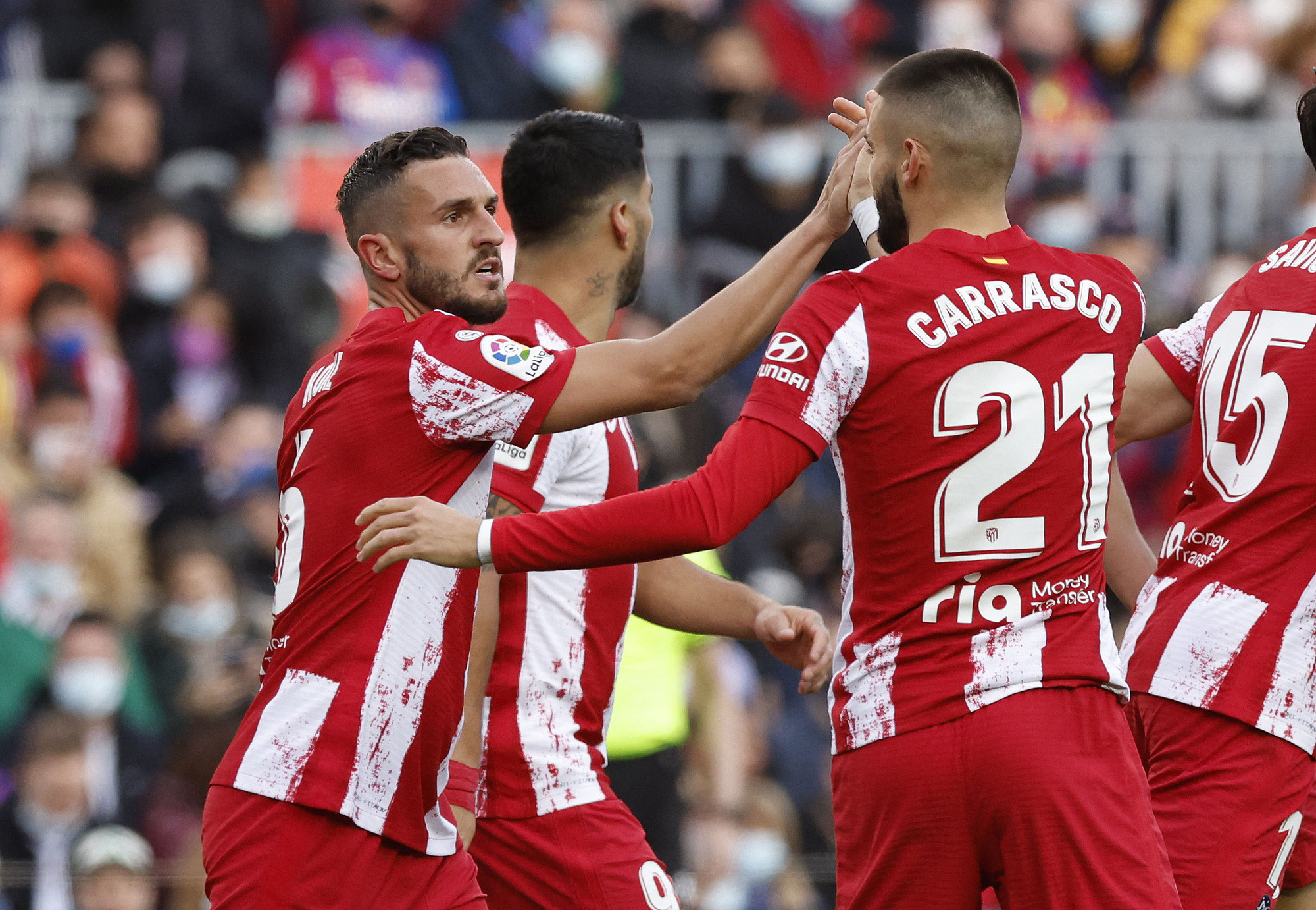 T&acirc;n binh lập c&ocirc;ng, Barcelona xuất sắc hạ gục Atletico Madrid ở đại chiến - Ảnh 1.