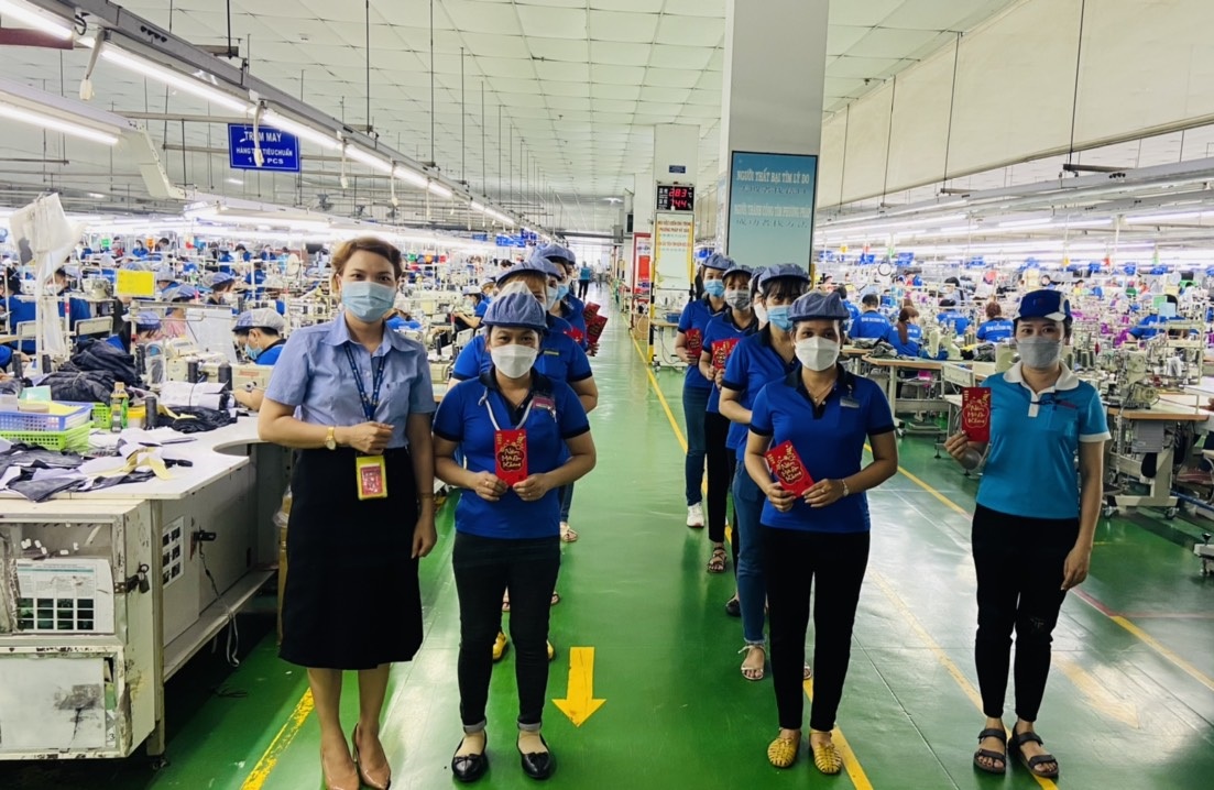 B&igrave;nh Dương: C&ocirc;ng nh&acirc;n được l&igrave; x&igrave; trong ng&agrave;y l&agrave;m việc đầu năm mới - Ảnh 3.