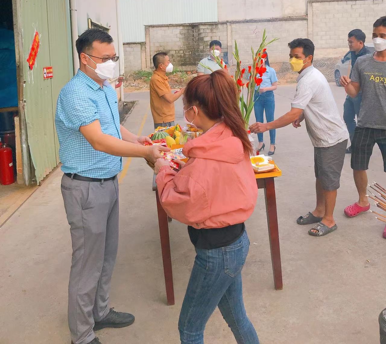B&igrave;nh Dương: C&ocirc;ng nh&acirc;n được l&igrave; x&igrave; trong ng&agrave;y l&agrave;m việc đầu năm mới - Ảnh 2.