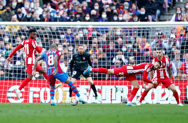 T&acirc;n binh lập c&ocirc;ng, Barcelona xuất sắc hạ gục Atletico Madrid ở đại chiến - Ảnh 5.