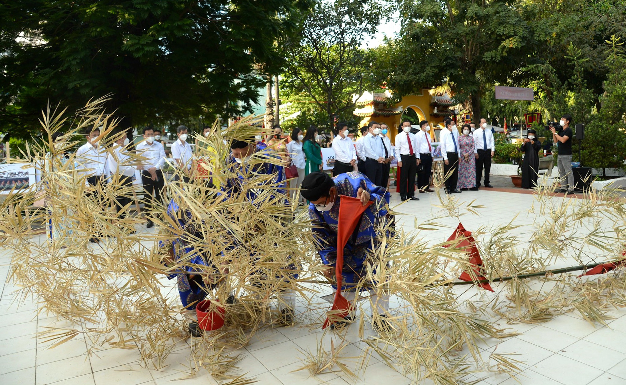 B&iacute; thư Th&agrave;nh ủy Nguyễn Văn N&ecirc;n khai b&uacute;t đầu năm tại Lăng &Ocirc;ng - B&agrave; Chiểu - Ảnh 3.