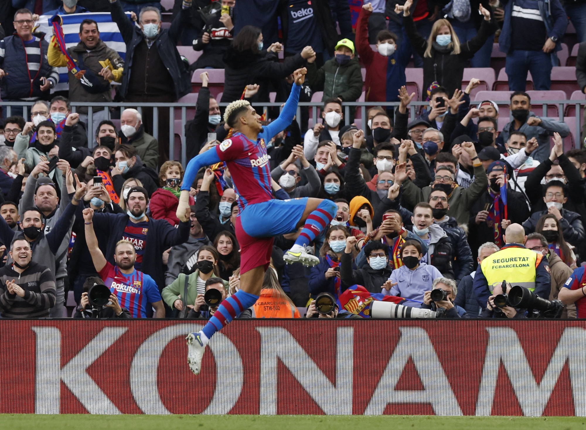 T&acirc;n binh lập c&ocirc;ng, Barcelona xuất sắc hạ gục Atletico Madrid ở đại chiến - Ảnh 4.