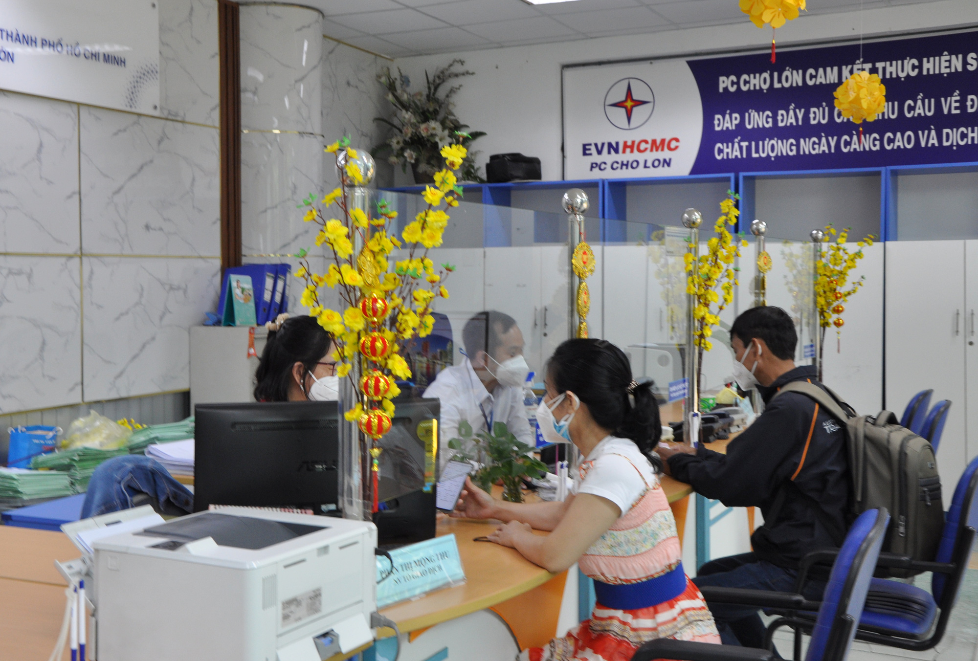 Ngành điện TP HCM giải quyết nhanh yêu cầu của khách hàng ngay đầu năm mới