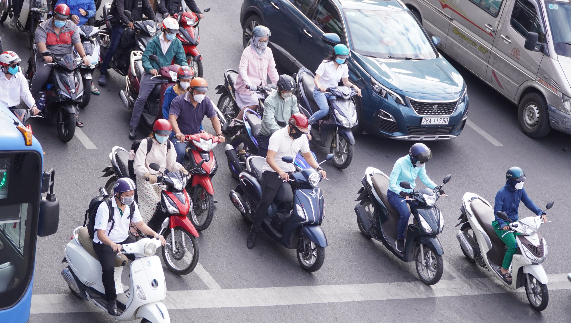Đường phố TP HCM nhộn nhịp ngày đầu đi làm lại sau Tết