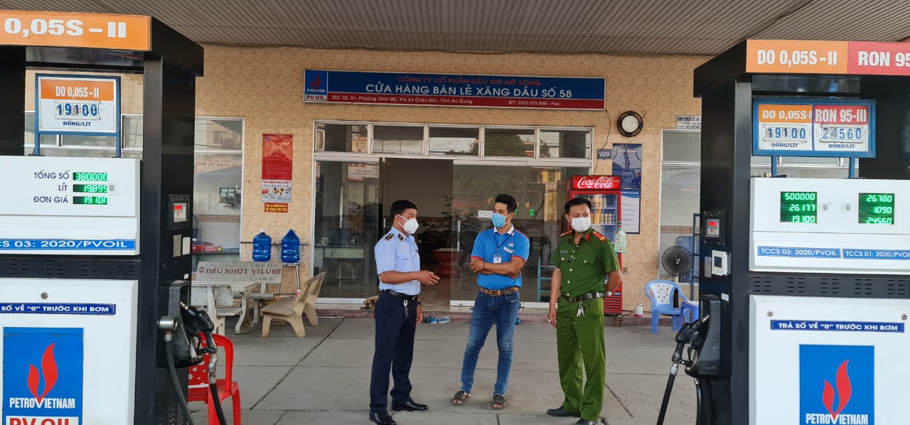 Nhiều cửa hàng xăng dầu ở An Giang treo bảng "hết xăng" hoặc bán nhỏ giọt