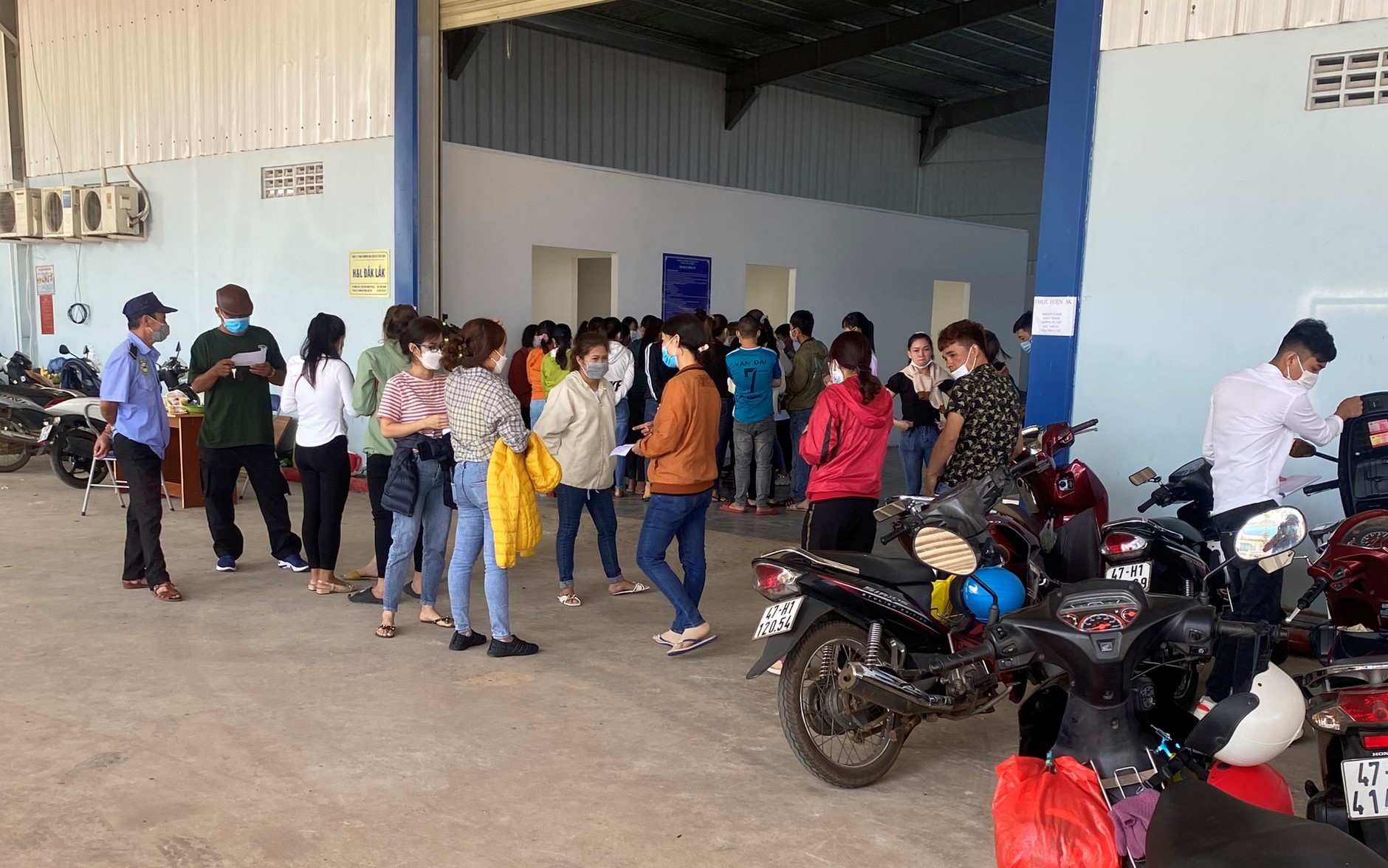 Vụ hàng trăm công nhân vật vờ đòi lương: Nhiều công nhân nộp đơn nghỉ việc
