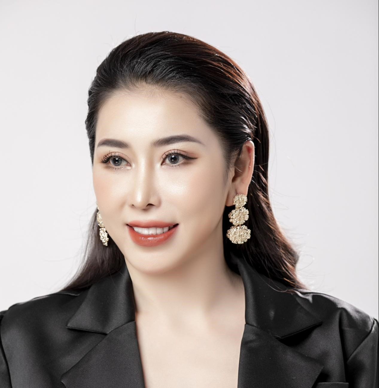 Hoa hậu Trịnh Thanh Hồng cá tính trong phong cách suit công sở