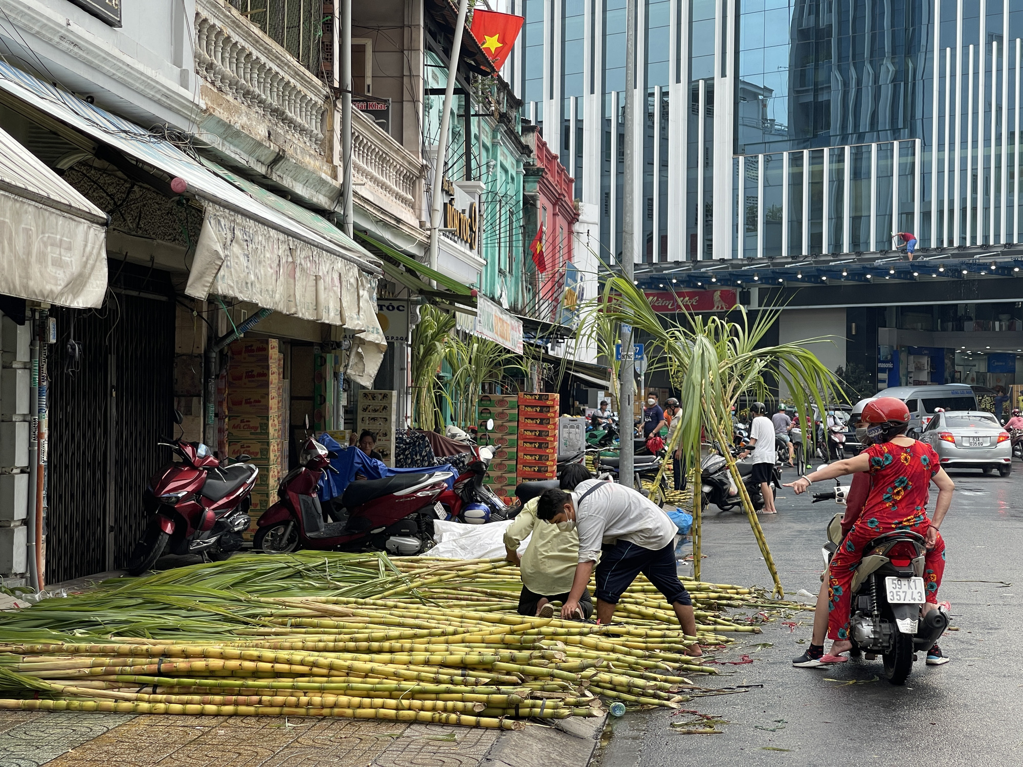 Đội mưa đi mua mía vàng - Ảnh 2.