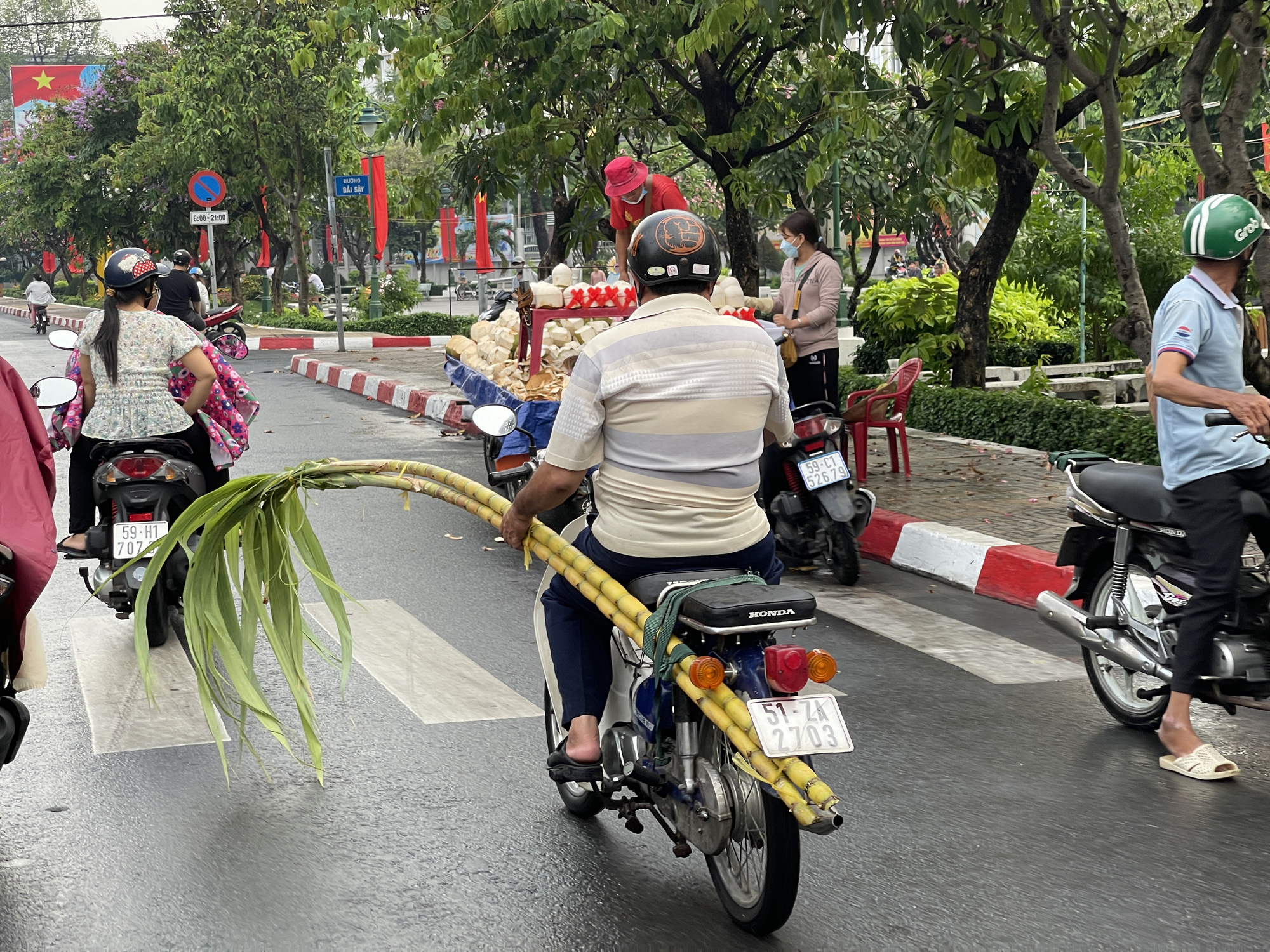Đội mưa đi mua mía vàng - Ảnh 5.