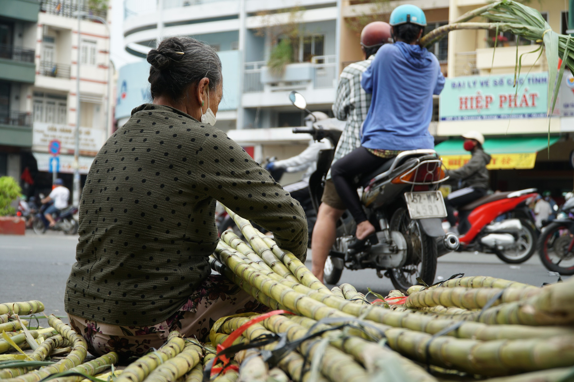 Đội mưa đi mua mía vàng - Ảnh 4.