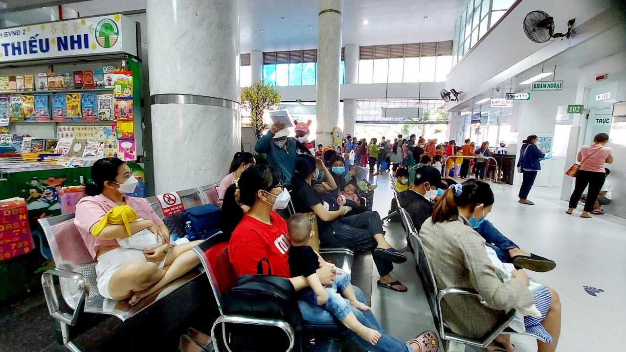 Sau Tết, nhiều người đi khám, chữa bệnh