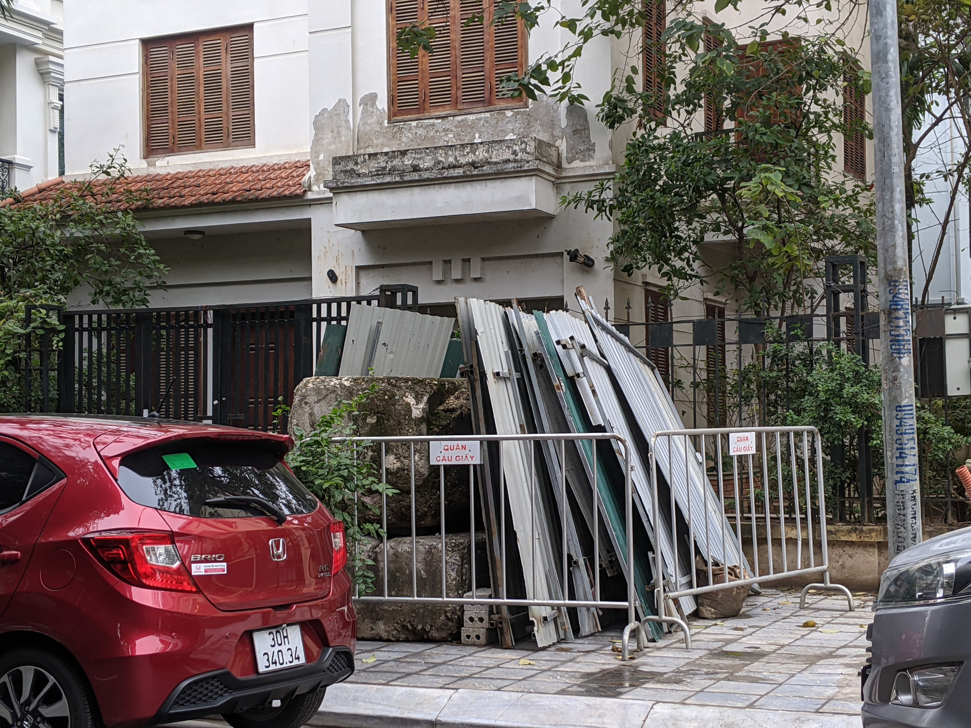 Vụ biệt thự tai tiếng: 2 lớp h&agrave;ng r&agrave;o bị ph&aacute; bỏ to&agrave;n bộ, đ&atilde; c&oacute; người ở - Ảnh 5.