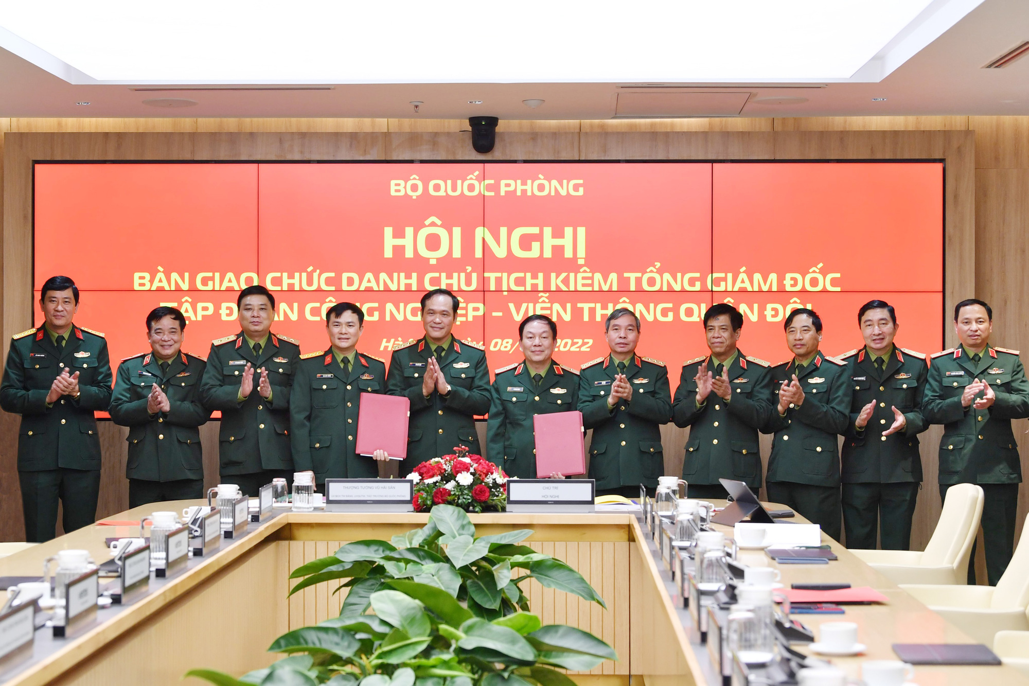 Viettel ch&iacute;nh thức b&agrave;n giao vị tr&iacute; Chủ tịch ki&ecirc;m Tổng Gi&aacute;m đốc cho &ocirc;ng T&agrave;o Đức Thắng - Ảnh 1.