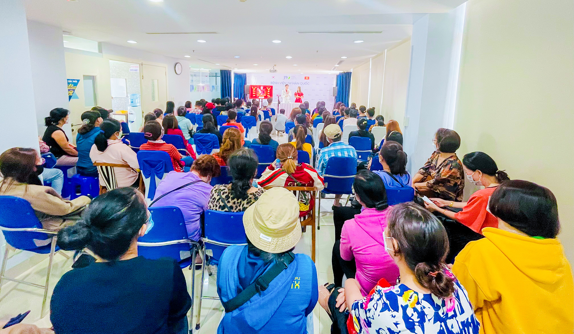 Hơn 1.000 khách ùn ùn đến Bệnh viện JW, bác sĩ thức trắng đêm
