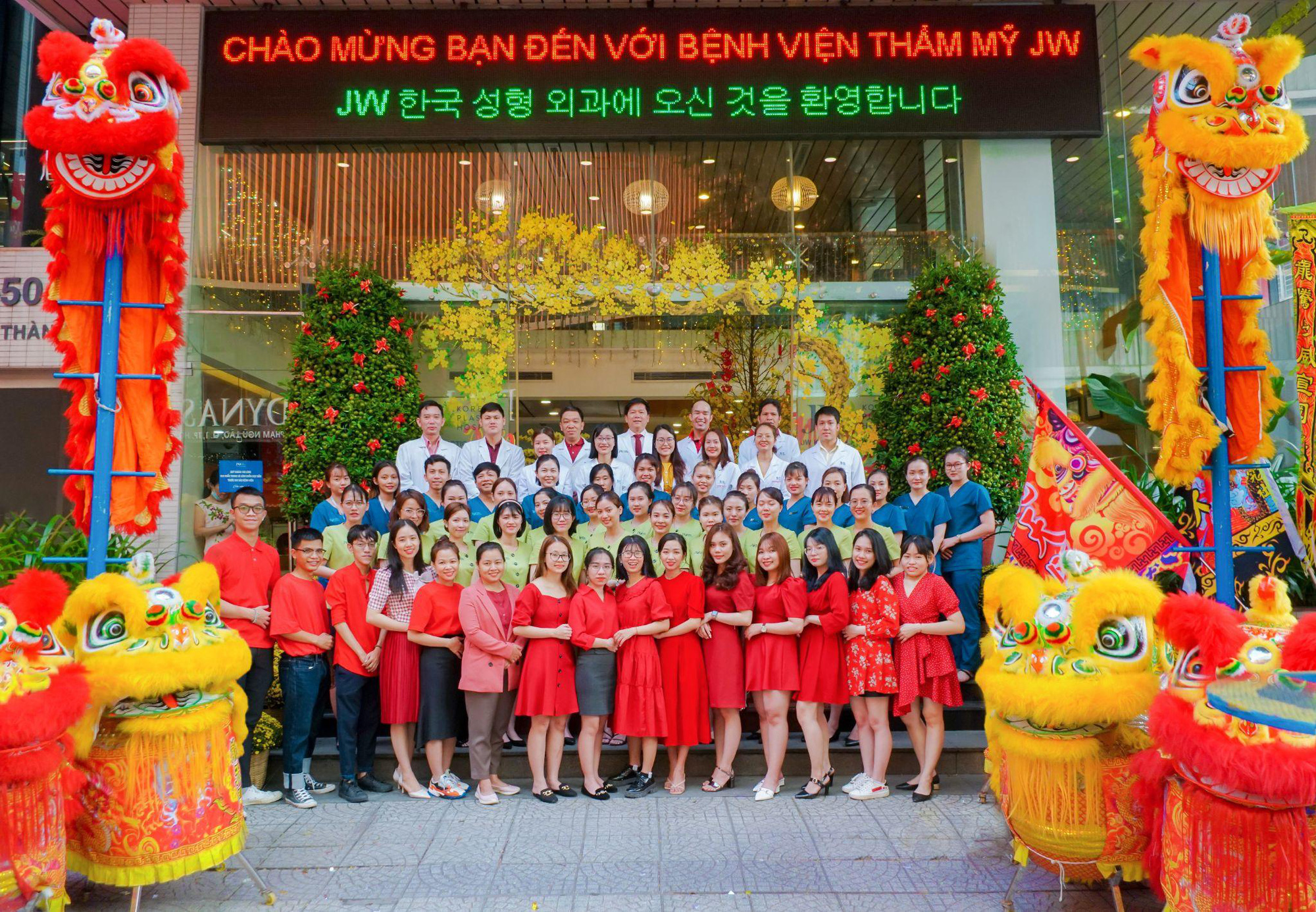 Hơn 1000 kh&aacute;ch &ugrave;n &ugrave;n đến Bệnh viện JW, nhiều khu vực &ldquo;vỡ trận&rdquo;, b&aacute;c sĩ thức trắng đ&ecirc;m   - Ảnh 2.