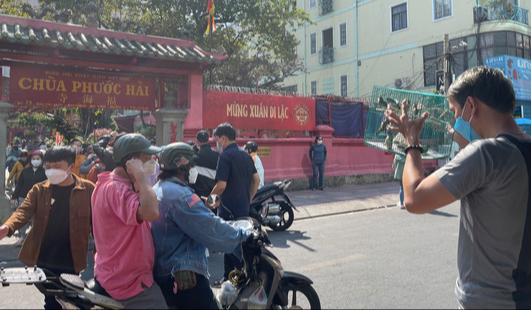 Người d&acirc;n khắp nơi đổ về ch&ugrave;a Ngọc Ho&agrave;ng cầu an - Ảnh 2.