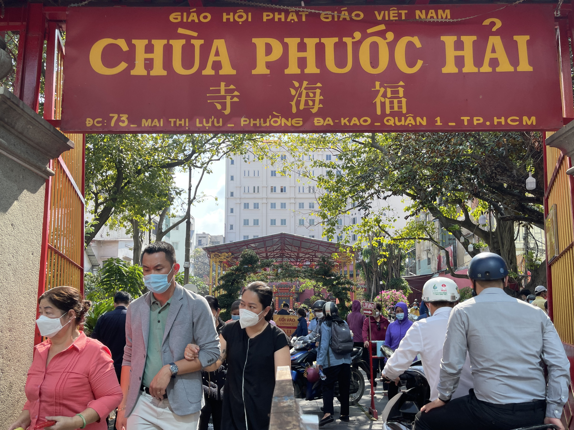 Người d&acirc;n khắp nơi đổ về ch&ugrave;a Ngọc Ho&agrave;ng cầu an - Ảnh 1.