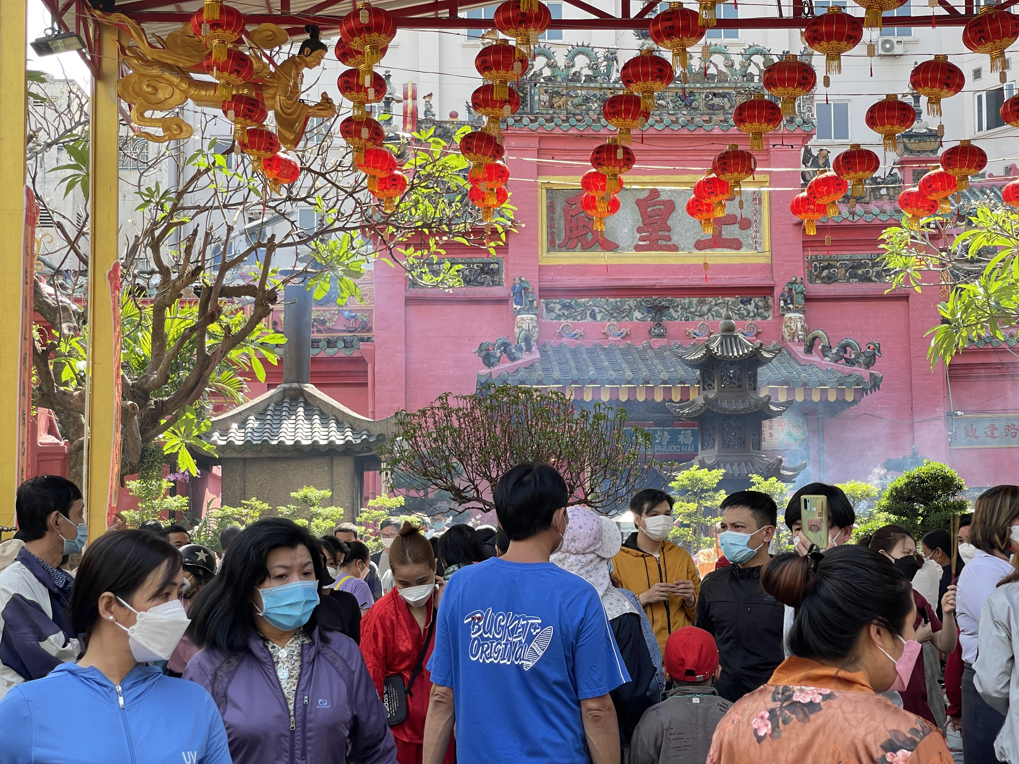 Người dân khắp nơi đổ về chùa Ngọc Hoàng cầu an