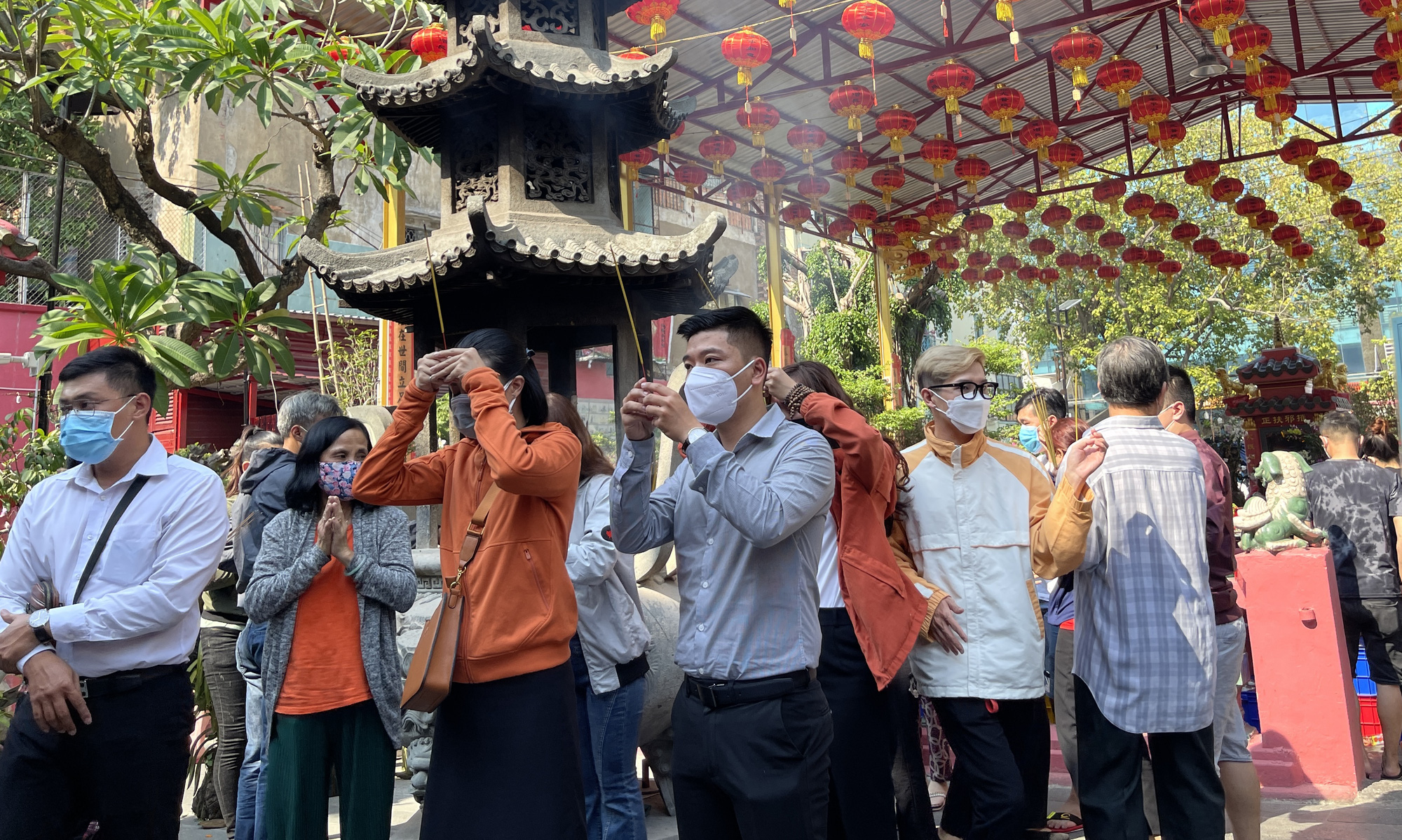 Người d&acirc;n khắp nơi đổ về ch&ugrave;a Ngọc Ho&agrave;ng cầu an - Ảnh 7.