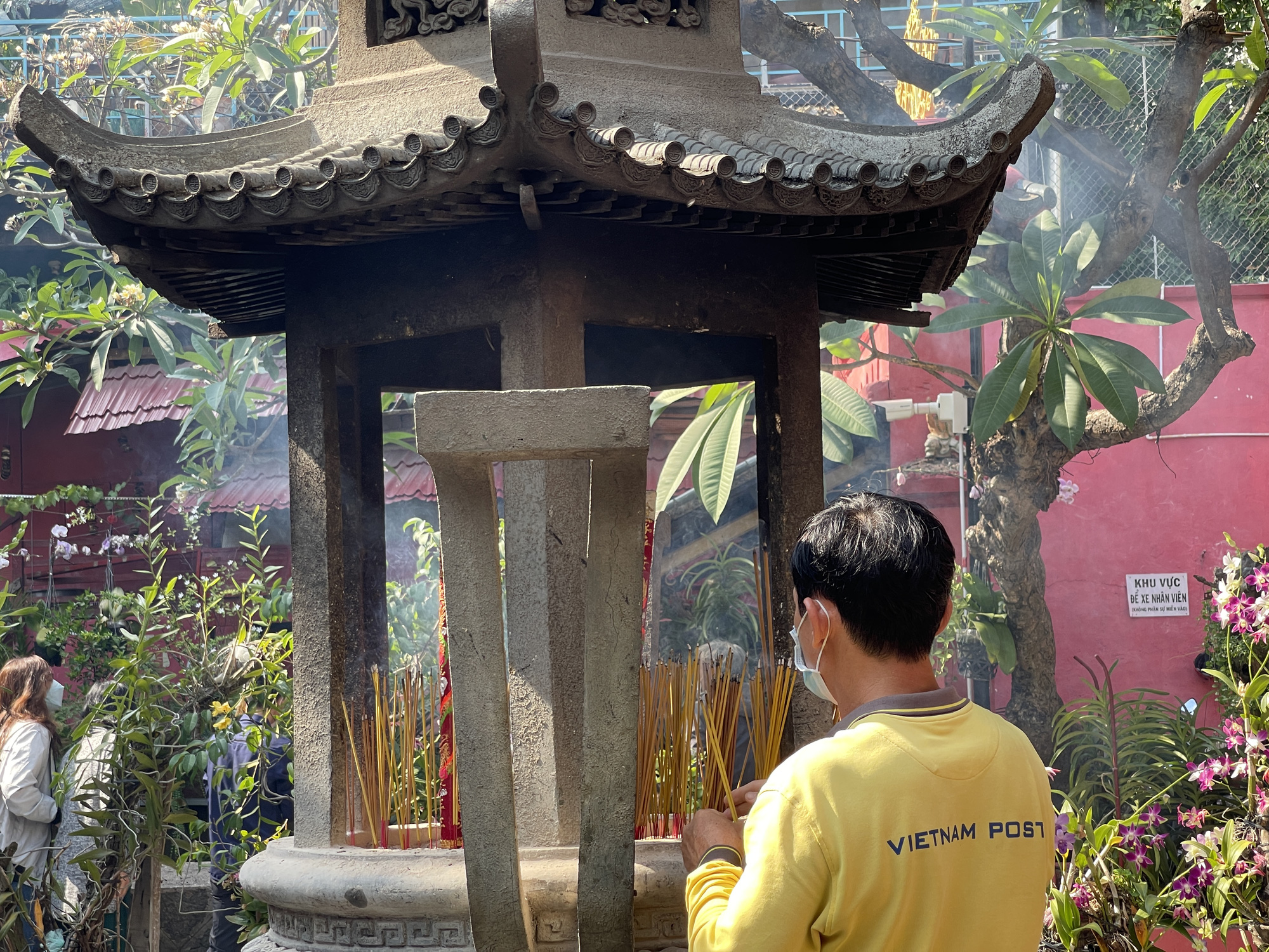 Người d&acirc;n khắp nơi đổ về ch&ugrave;a Ngọc Ho&agrave;ng cầu an - Ảnh 8.