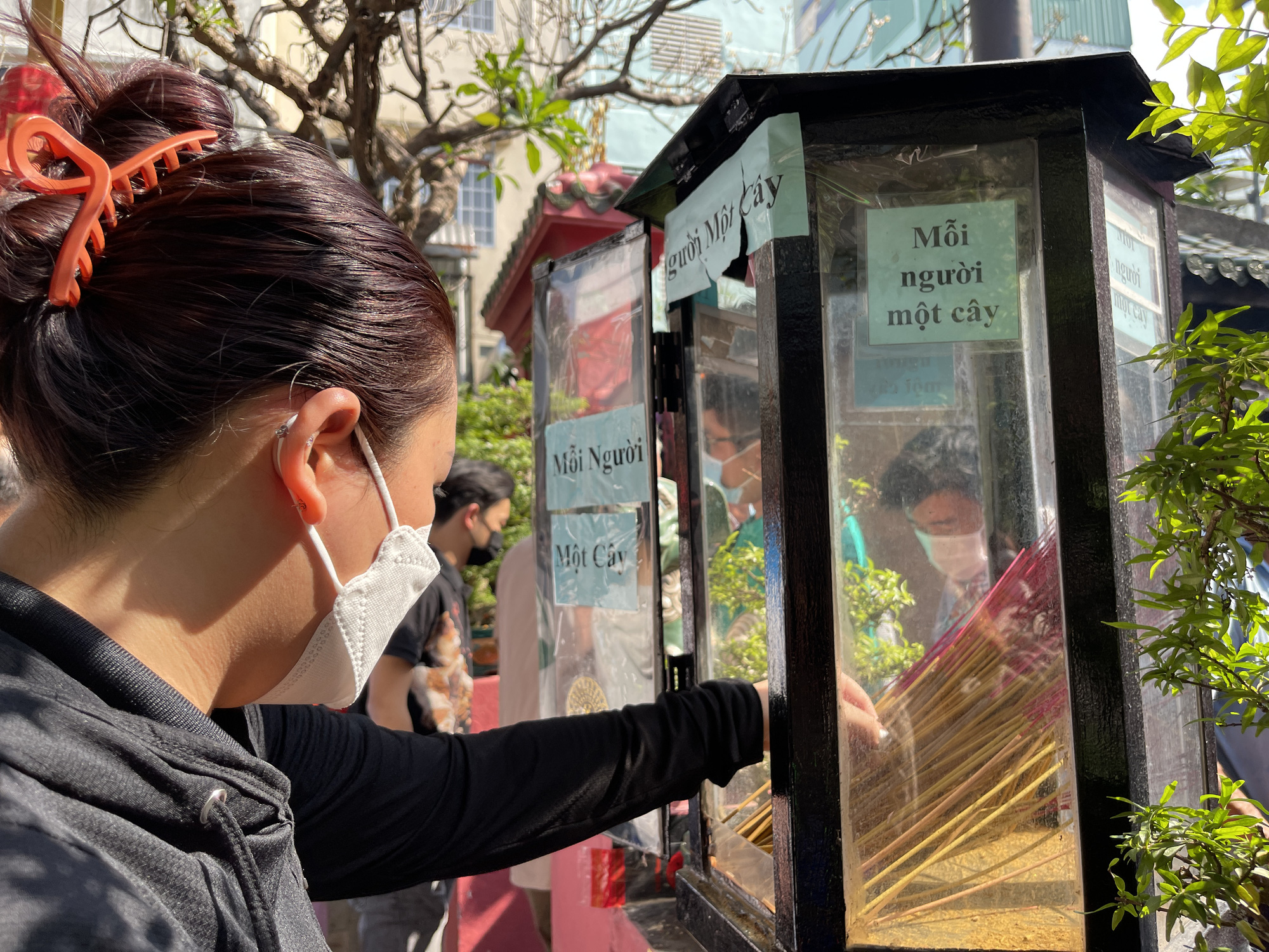 Người d&acirc;n khắp nơi đổ về ch&ugrave;a Ngọc Ho&agrave;ng cầu an - Ảnh 4.
