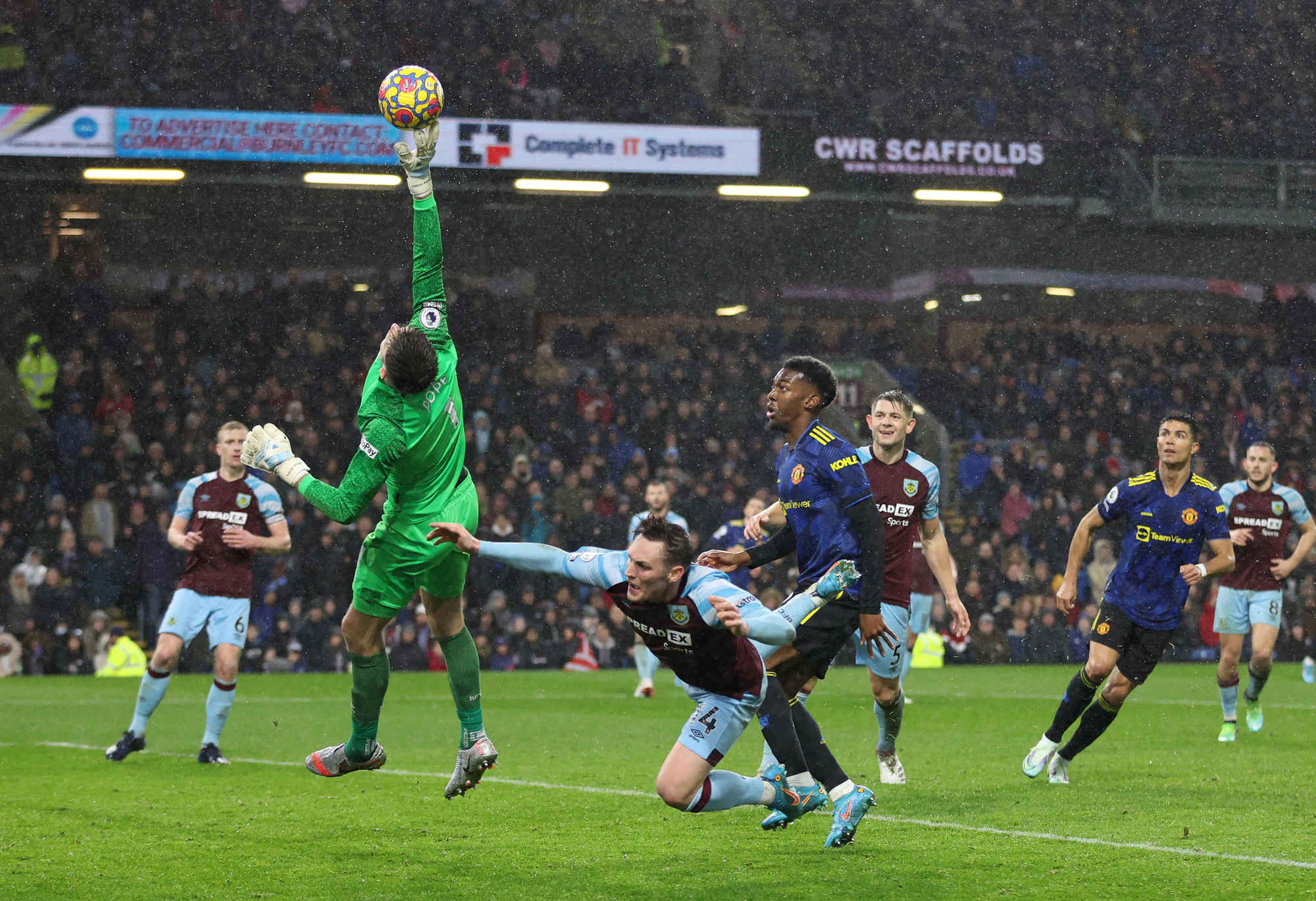Bị Burnley chia điểm, Man United văng khỏi Top 4 Ngoại hạng Anh