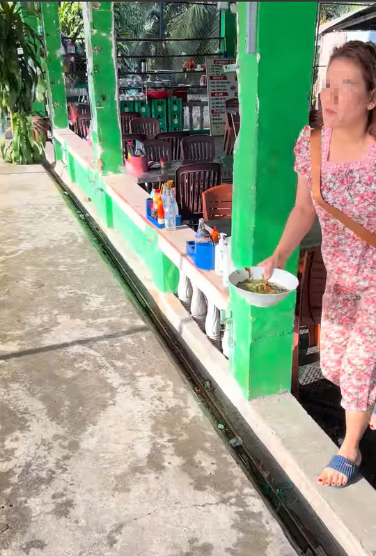 Du kh&aacute;ch tố 1 nh&agrave; h&agrave;ng tỉnh Kh&aacute;nh H&ograve;a chặt ch&eacute;m, dọa nạt - Ảnh 1.