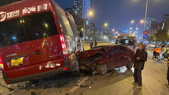 Xe &ocirc;t&ocirc; 5 chỗ n&aacute;t đầu, bung 2 t&uacute;i kh&iacute; sau khi t&ocirc;ng ngang sườn xe Limousine 16 chỗ - Ảnh 1.