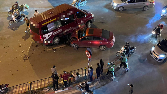 Xe &ocirc;t&ocirc; 5 chỗ n&aacute;t đầu, bung 2 t&uacute;i kh&iacute; sau khi t&ocirc;ng ngang sườn xe Limousine 16 chỗ - Ảnh 3.
