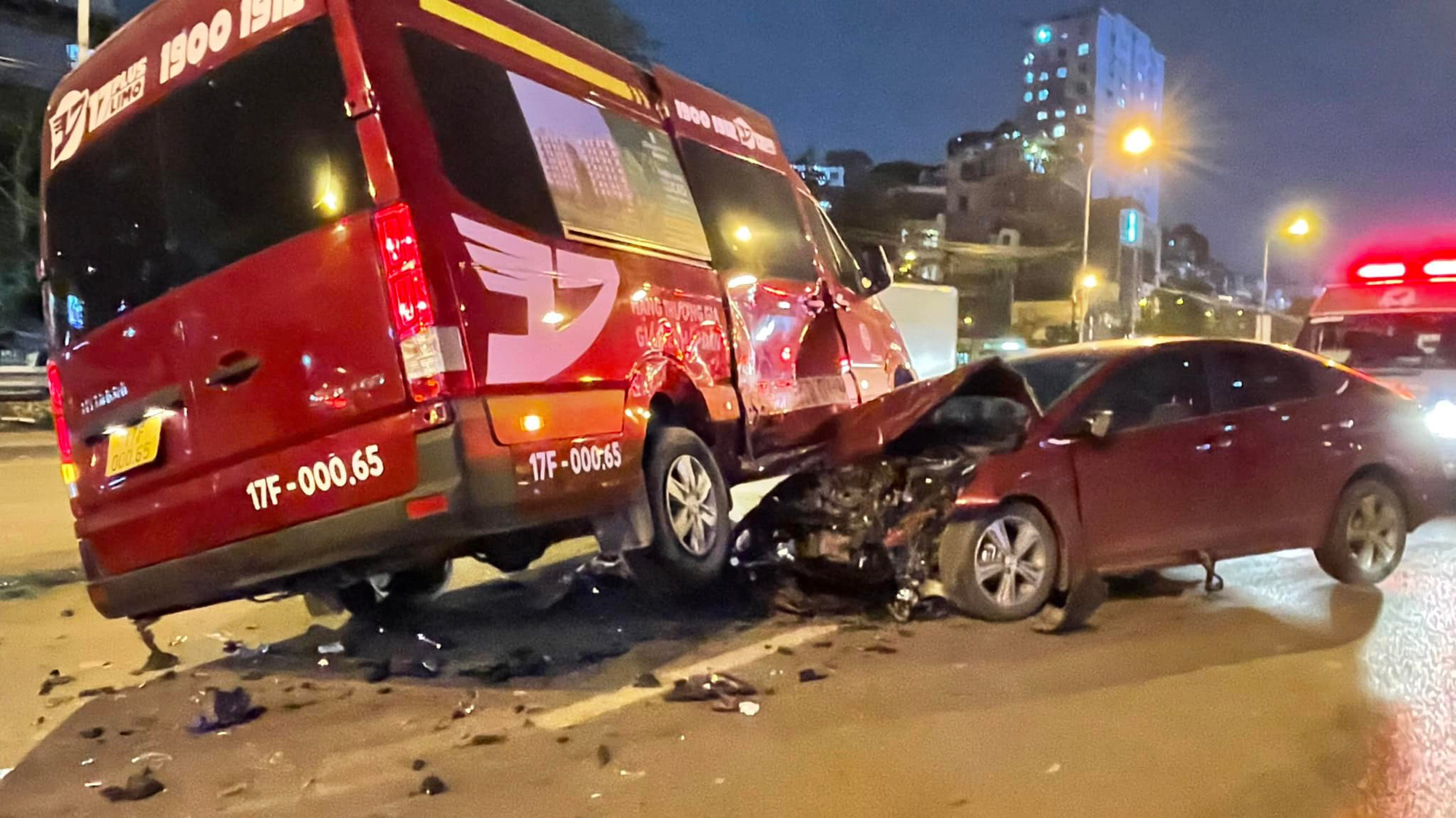 Xe ôtô 5 chỗ nát đầu, bung 2 túi khí sau khi tông ngang sườn xe Limousine 16 chỗ
