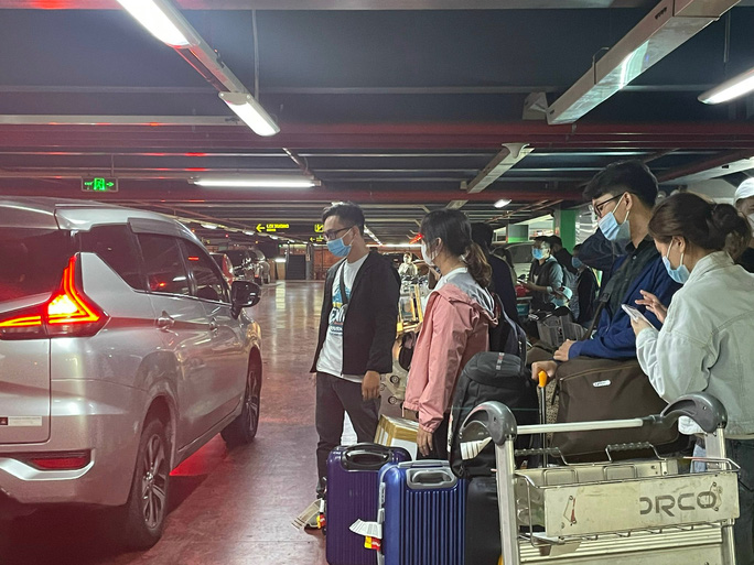 Phó Thủ tướng yêu cầu khắc phục tình trạng "cò mồi", "taxi dù" tại các sân bay