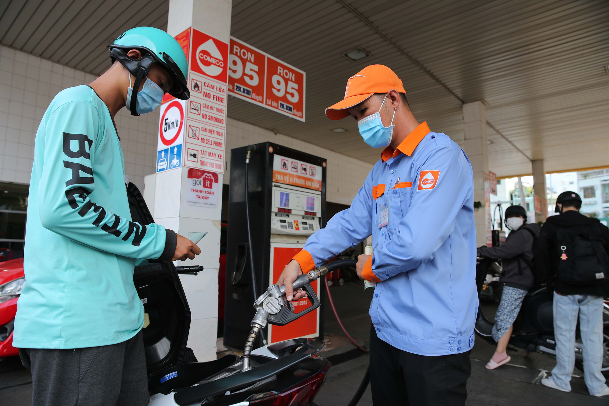 Nhiều người tranh thủ đổ đầy bình trước khi xăng tăng giá - Ảnh 5.