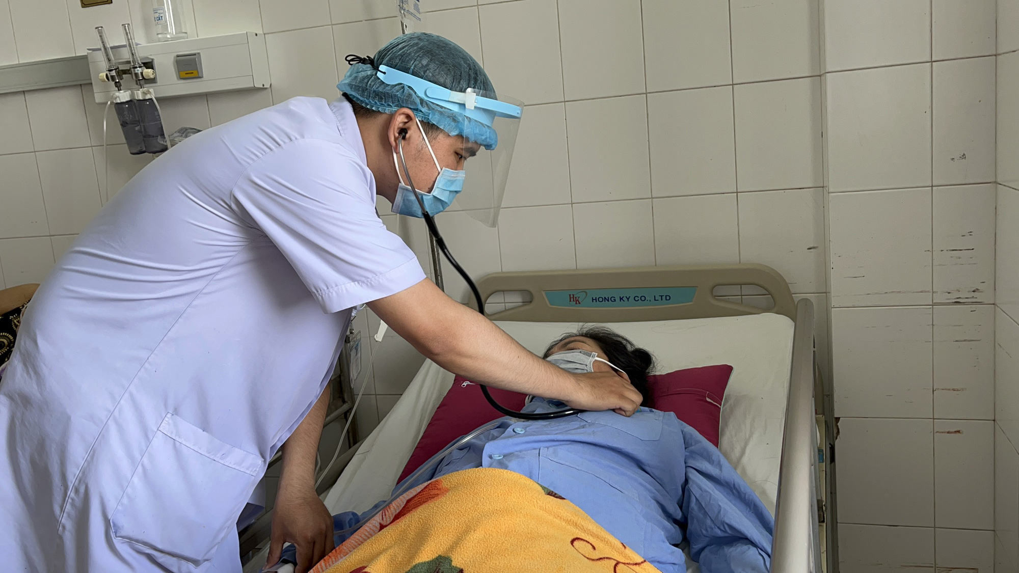 Cứu sống bệnh nhân mắc Covid-19 nặng bị xuất huyết tự phát