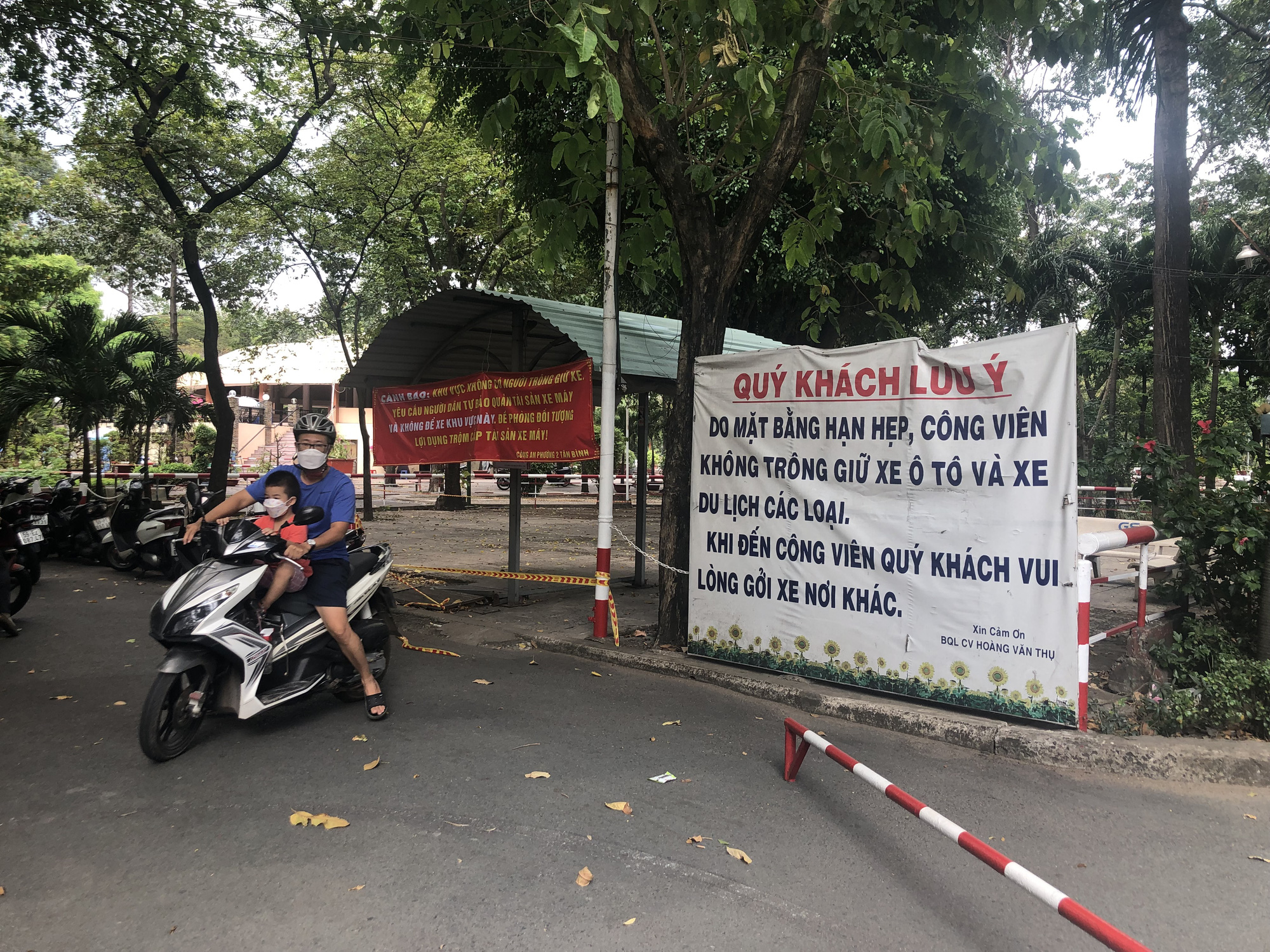 Dân bức xúc vì bãi xe công viên Hoàng Văn Thụ không hoạt động suốt nhiều tháng