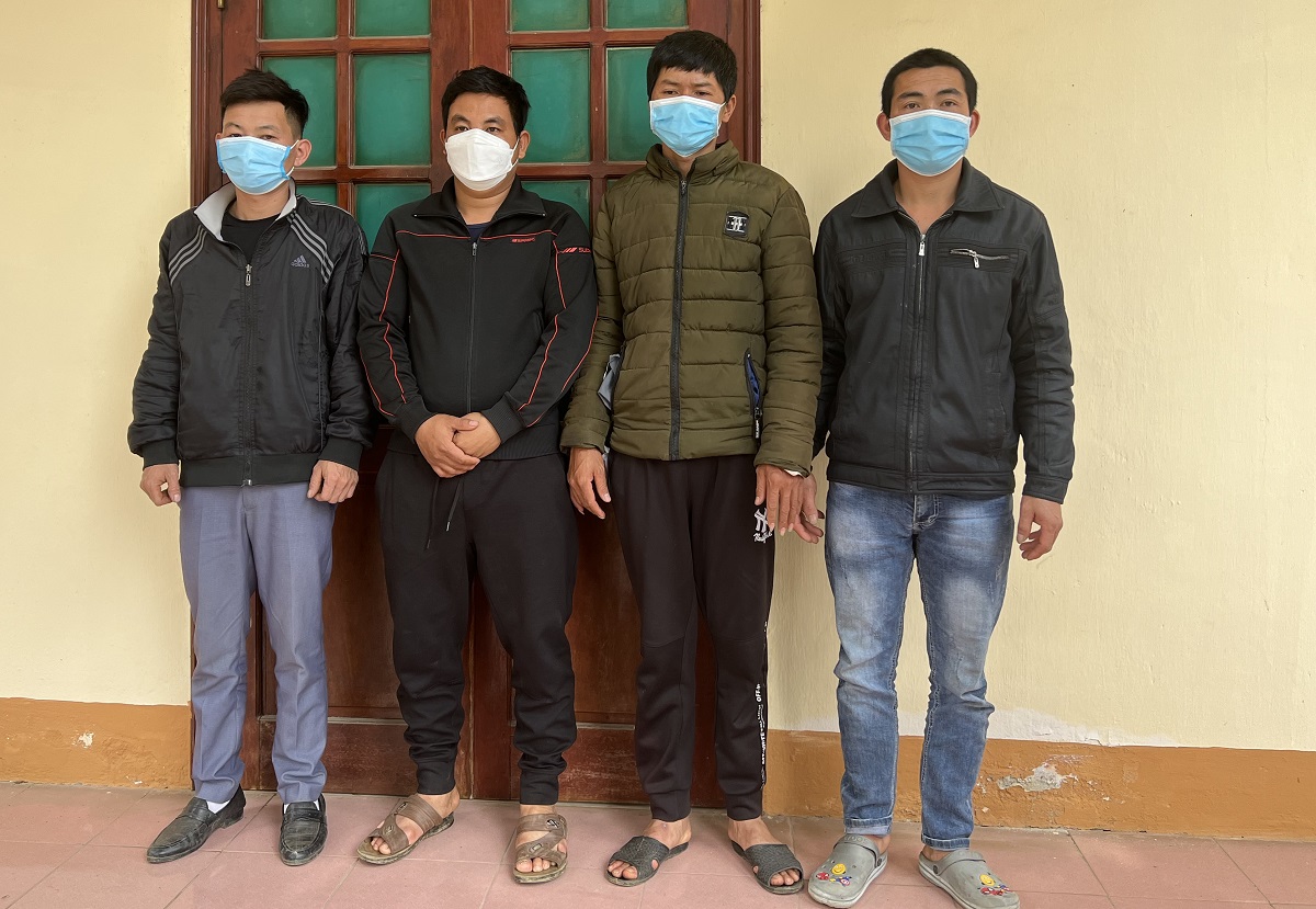 Nhảy từ tầng 2 xuống đất trốn công an, 5 con bạc gãy tay chân - Ảnh 1.