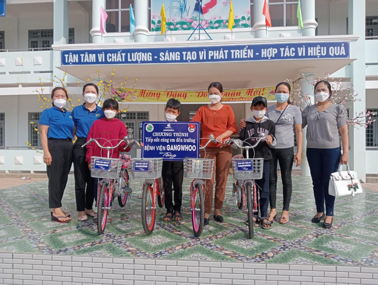 Bệnh viện thẩm mỹ Gangwhoo trao tặng xe đạp cho học sinh khó khăn tỉnh Đắk Nông