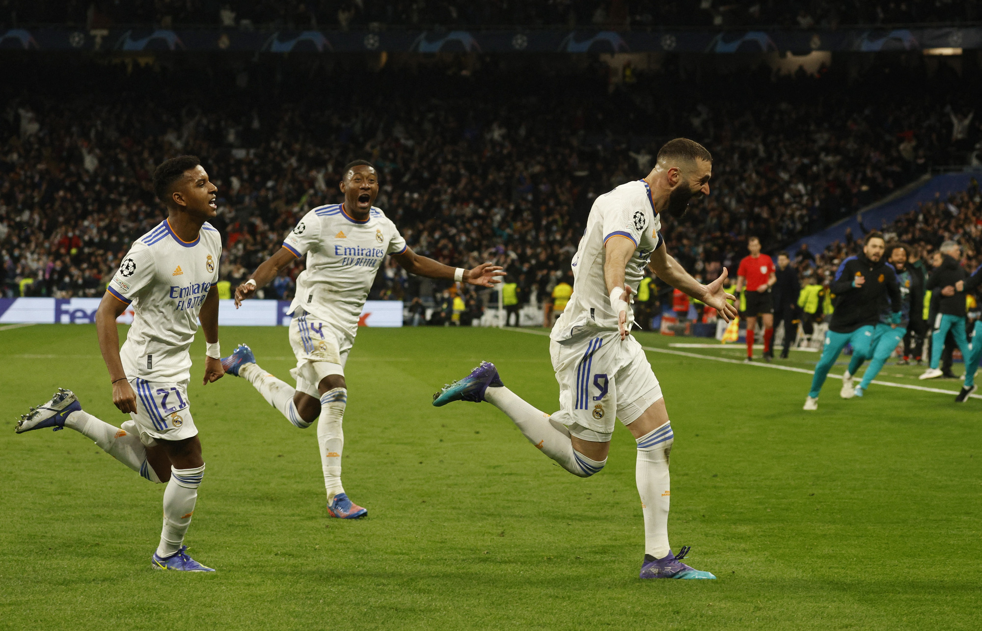 Benzema lập hat-trick, Real Madrid ngược d&ograve;ng thần tốc loại PSG - Ảnh 6.