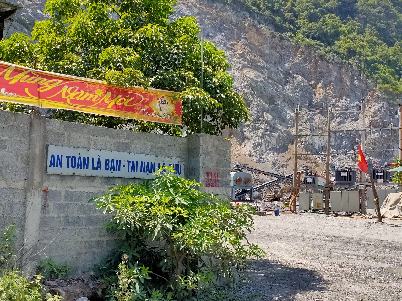 Cận cảnh thung lũng R&agrave;o Tr&uacute; bị 5 mỏ đ&aacute; bao v&acirc;y tứ bề, d&acirc;n khốn khổ - Ảnh 11.