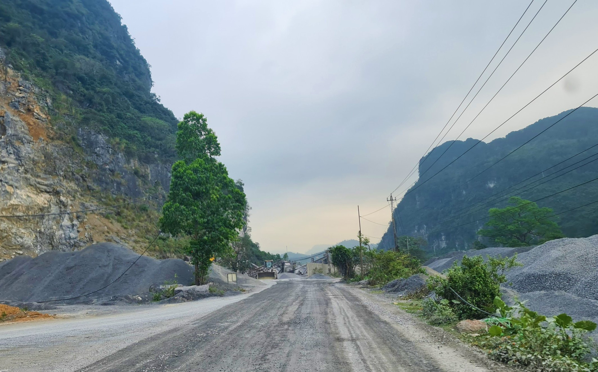 Cận cảnh thung lũng R&agrave;o Tr&uacute; bị 5 mỏ đ&aacute; bao v&acirc;y tứ bề, d&acirc;n khốn khổ - Ảnh 10.