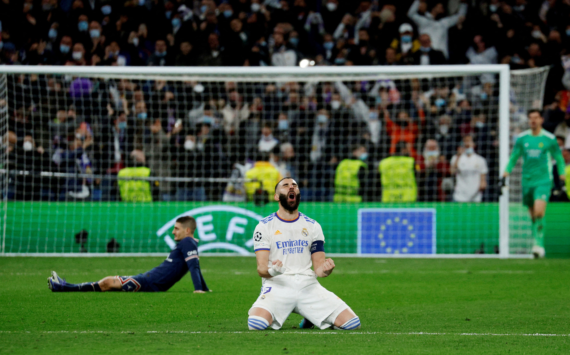 Benzema lập hat-trick, Real Madrid ngược d&ograve;ng thần tốc loại PSG - Ảnh 4.
