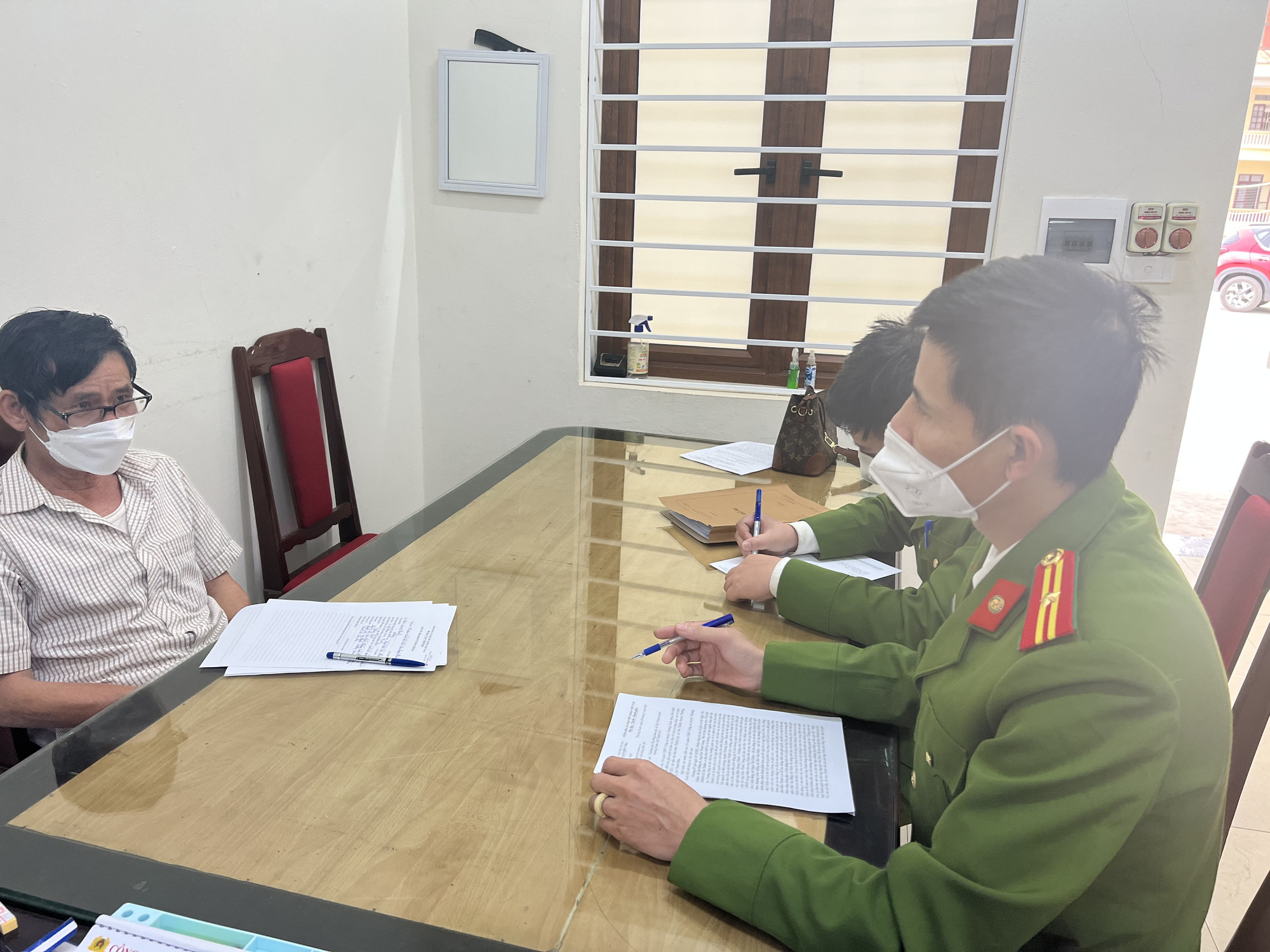 Trưởng thôn gây rối, chửi bới cán bộ xã vì không được mời dự họp tại nhà văn hóa