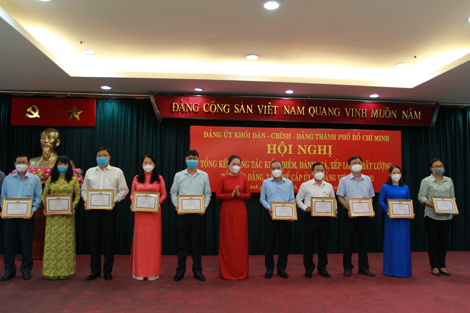 Khen thưởng 15 tổ chức cơ sở đảng Khối D&acirc;n-Ch&iacute;nh- Đảng TP HCM ho&agrave;n th&agrave;nh xuất sắc nhiệm vụ - Ảnh 2.