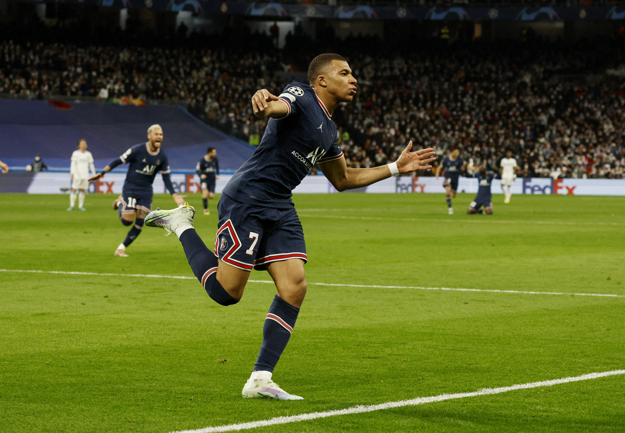 Benzema lập hat-trick, Real Madrid ngược d&ograve;ng thần tốc loại PSG - Ảnh 2.
