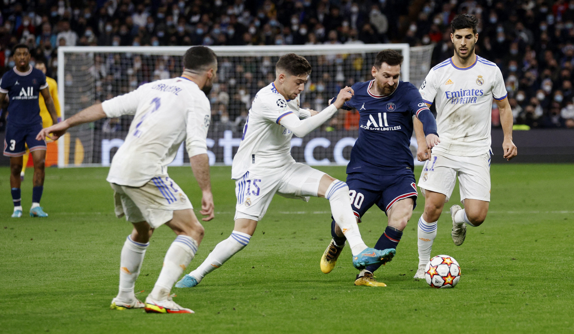Benzema lập hat-trick, Real Madrid ngược d&ograve;ng thần tốc loại PSG - Ảnh 1.