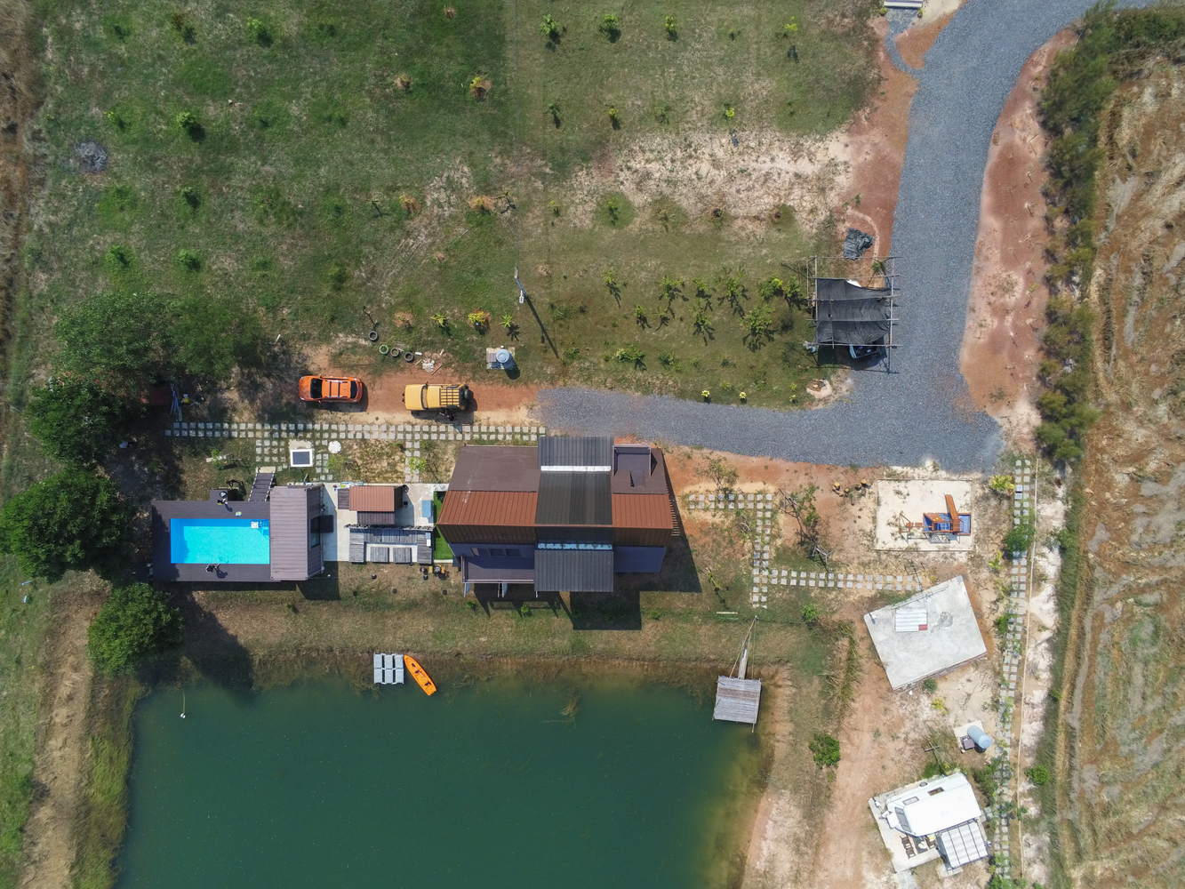 Lạ mắt với nh&agrave; container ở Th&aacute;i Lan c&oacute; phần m&aacute;i chữ A - Ảnh 2.