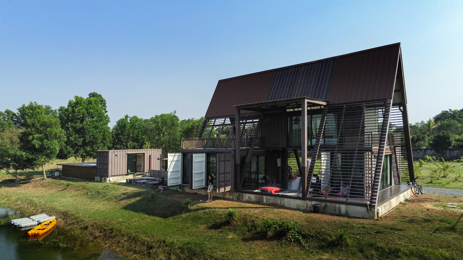 Lạ mắt với nh&agrave; container ở Th&aacute;i Lan c&oacute; phần m&aacute;i chữ A - Ảnh 5.