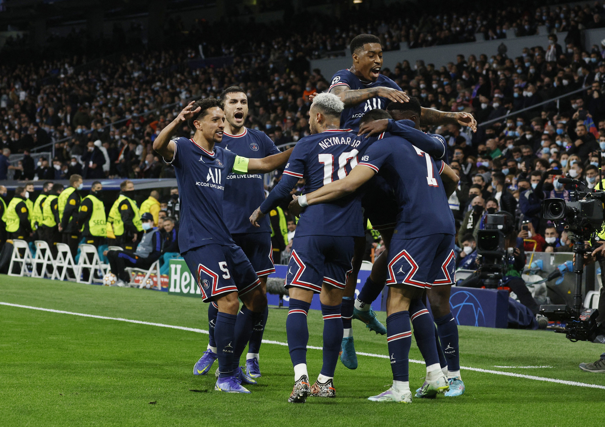 Benzema lập hat-trick, Real Madrid ngược d&ograve;ng thần tốc loại PSG - Ảnh 3.