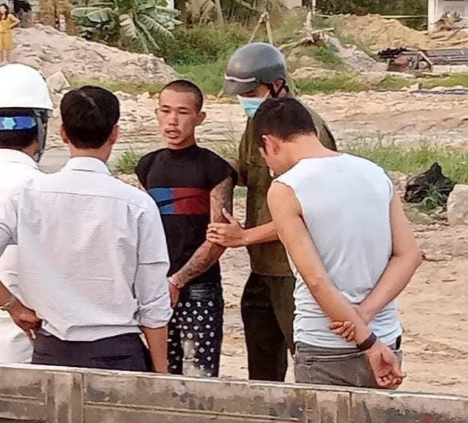 Khởi tố tài xế xe cuốc dùng gàu múc đập nát 2 ôtô